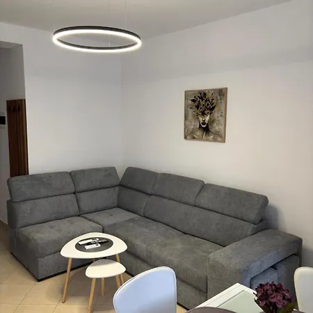 Q1 Qerret Golem (Tirana)